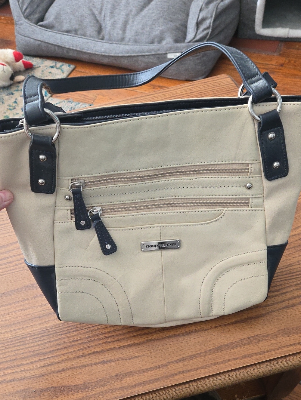 Stone Mountain Women's Leather Shoulder Bag in Off White & Navy